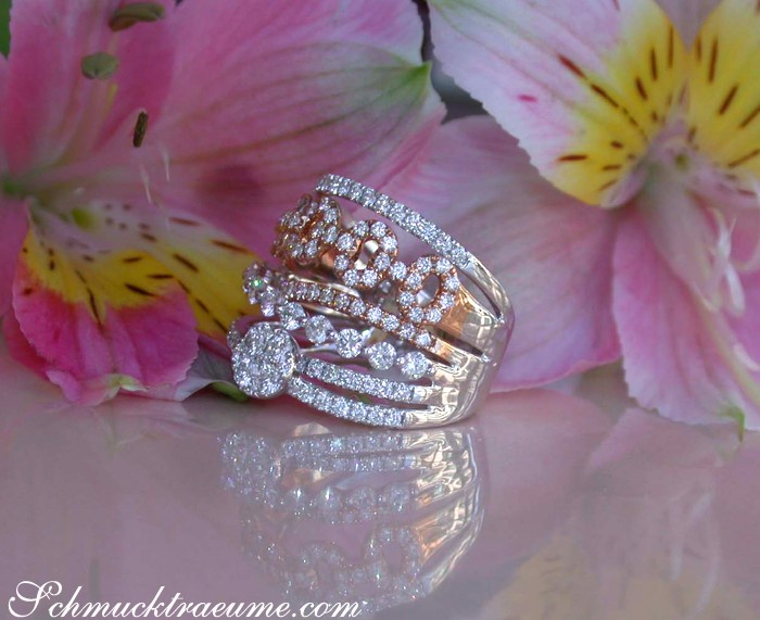 Königliches Brillant-Ring-Design in Weißgold und Roségold, umgeben von Blüten