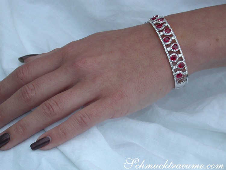 Armband mit Rubinen und Brillanten, Detailaufnahme auf Hand