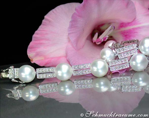 Perlenarmband mit Brillanten auf Blume liegend