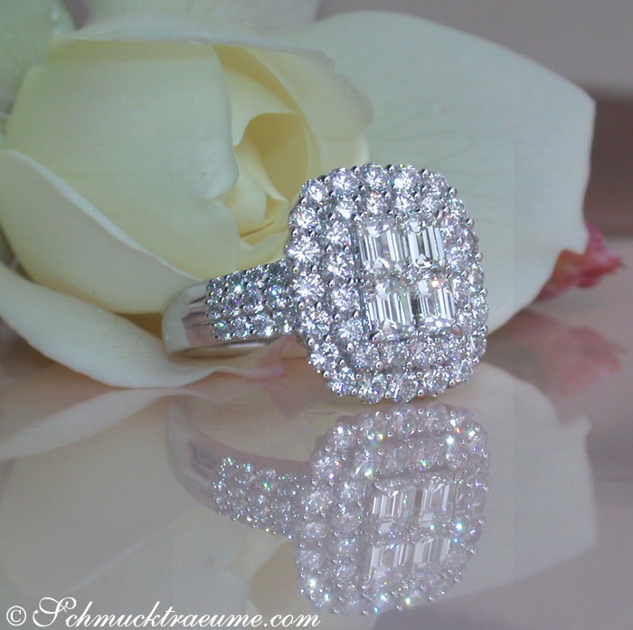 Detaillierter Blick auf einen Diamantring mit Brillanten, liegend auf einer Rose.