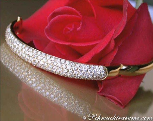 Detailaufnahme des Gelbgold-Armreifs mit Diamanten auf Rosenblüte