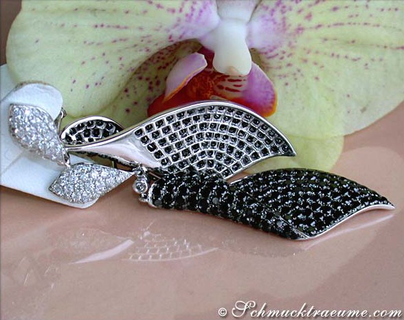 Schwarz-weiße Diamant-Ohrringe, getragen auf Orchideenblüte, eleganter Chic.