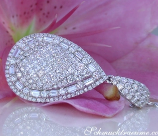 Weißgold-Tropfen-Anhänger mit Princess- und Baguette-Diamanten, detailreich, vor Blüte.