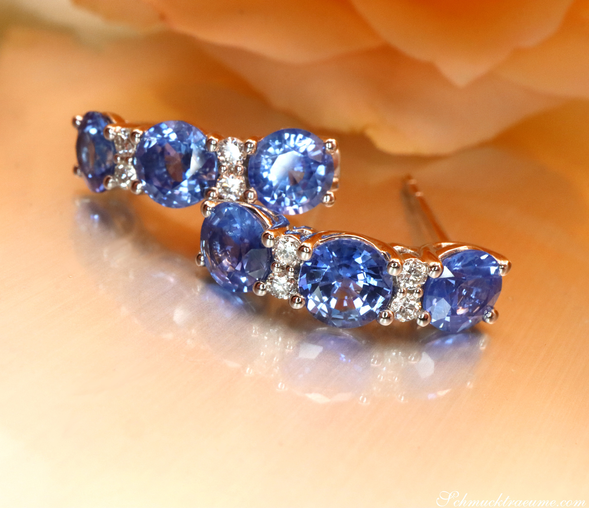 Verzierte Halbcreolen mit blauen Saphiren und glänzenden Brillanten in Weißgold