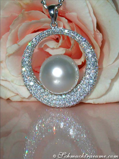 Erlesener Südseeperlen-Anhänger mit Brillanten in Weißgold 750