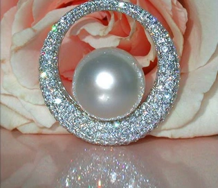 Erlesener Südseeperlen-Anhänger mit Brillanten in Weißgold 750