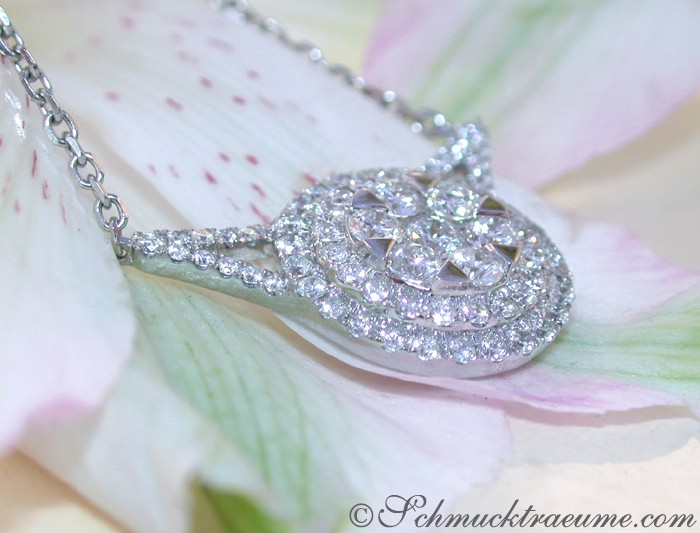 Weißgold-Halskette mit Diamantanhänger auf Blüte