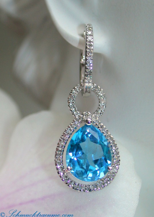 Weißgold-Ohrhänger mit blauen Blautopas-Tropfen und Diamantbesatz