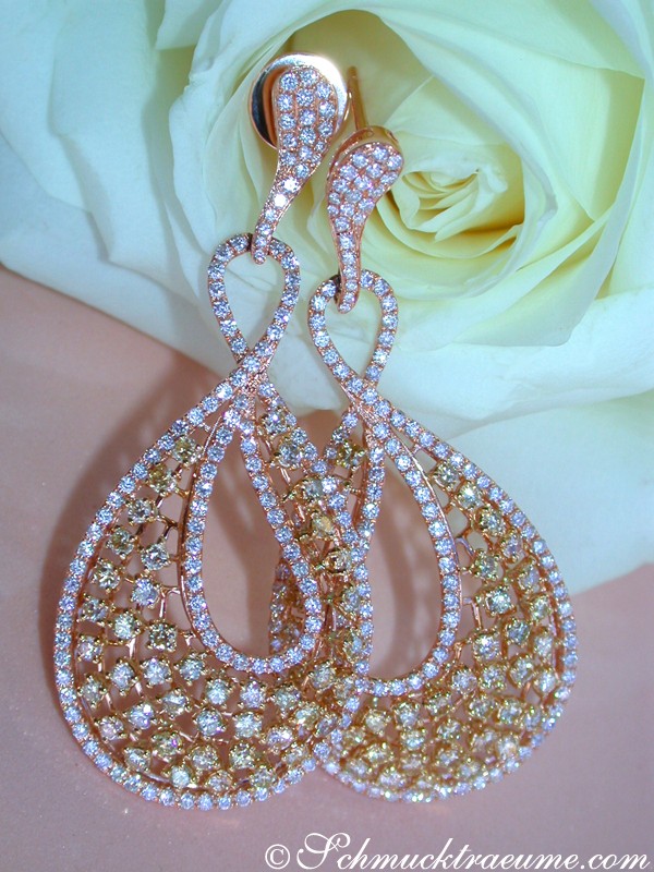 Detailansicht der hochkarätigen Ohrstecker mit gelben und weißen Brillanten, roségold 750