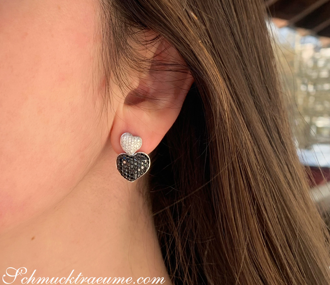 Detailansicht von Diamant-Ohrsteckern mit Herzform in Weißgold 750