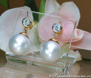 Edle Südseeperlen-Ohrhänger mit Brillanten in Gelbgold 750, elegant auf Rosenblättern präsentiert