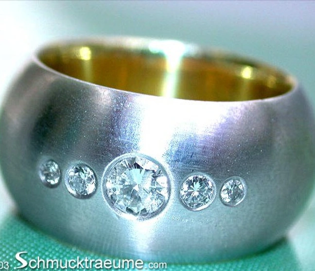 Goldener Bandring mit Diamanten im Sternenhimmel-Design, Detailaufnahme Goldener Bandring mit Diamanten im Sternenhimmel-Design, Detailaufnahme