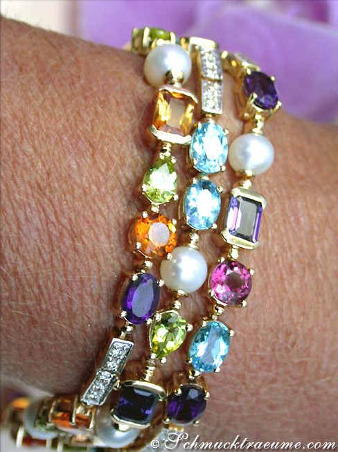 Luxus-Armband mit Edelsteinen, Diamanten und Perlen, Detailaufnahme, Gelbgold 750, bunte Steine, Trageszene.