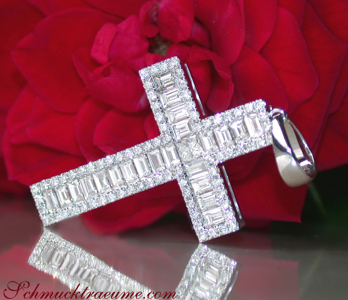 Diamantkreuzanhänger aus Weißgold 750 mit Baguette-Diamanten
