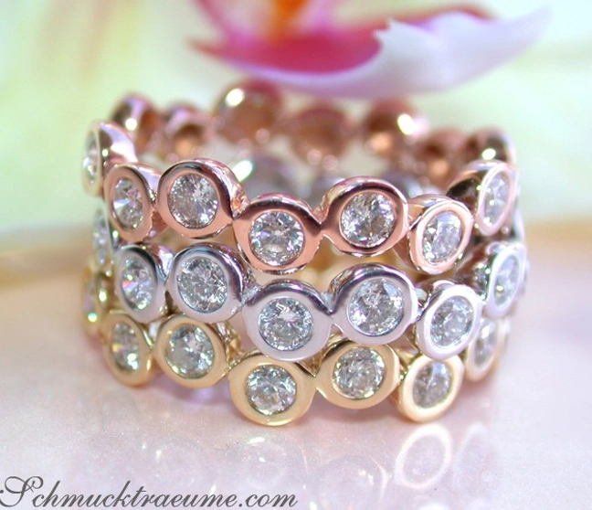 Raffiniertes Drei-Brillanten-Memory-Ring-Set aus Rosé-, Gelb- und Weißgold, detailreich gestaltet Raffiniertes Drei-Brillanten-Memory-Ring-Set aus Rosé-, Gelb- und Weißgold, detailreich gestaltet