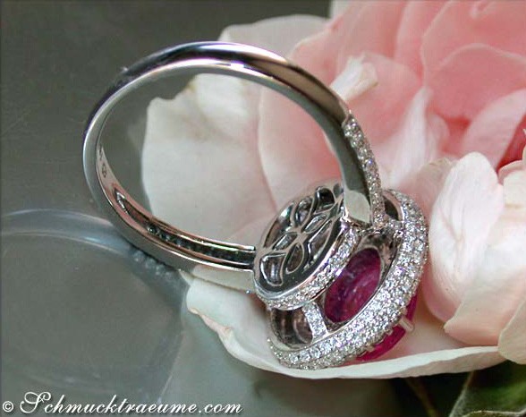 Pink Saphir-Ring mit Brillanten, Detailaufnahme, Weißgold, Blume im Hintergrund