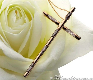 Weißer Rosenblütenhintergrund mit roségoldener Kreuzanhänger mit Brillanten und schwarzen Diamanten.