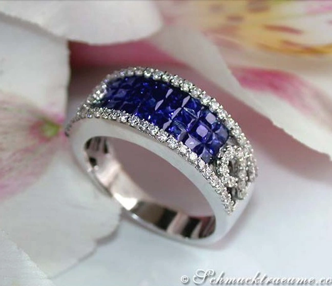 Blauer Saphir-Ring mit Diamanten auf Blütenhintergrund Blauer Saphir-Ring mit Diamanten auf Blütenhintergrund