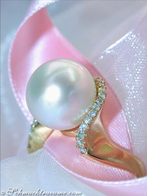 Edler Südseeperle Ring mit Brillanten Kragen, Gelbgold 585, Detailaufnahme