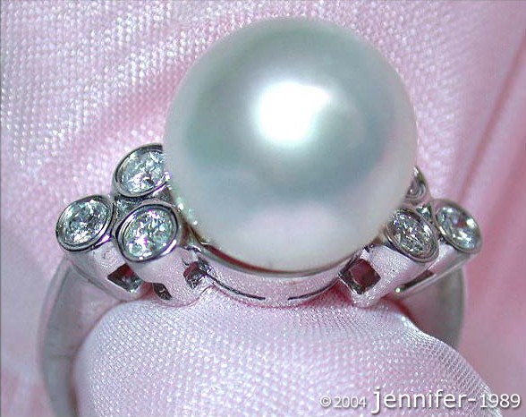 Weißgold 585 Ring mit Südseeperle und Diamanten, Detailaufnahme, elegant.