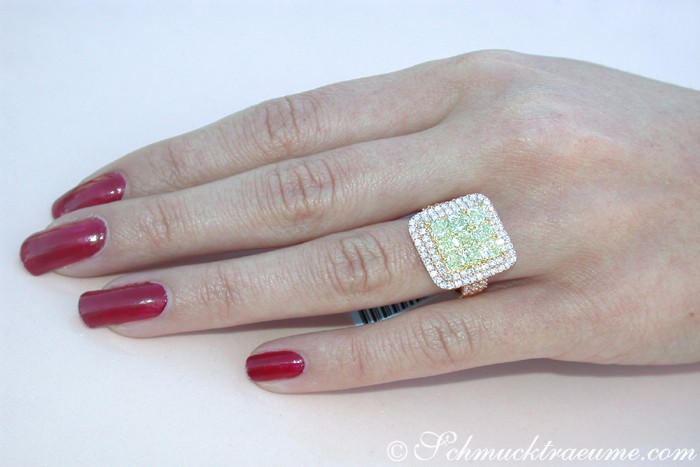 Gelbgoldring mit Diamanten und Brillanten, Detailaufnahme, elegant getragen