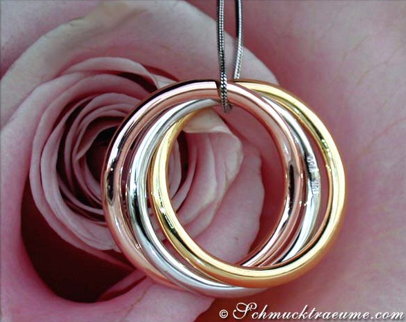 Kreisförmiger Brillanten-Anhänger aus Weiß-, Gelb- & Roségold, Detailaufnahme vor rosa Rose