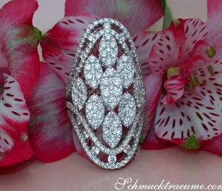 Opulenter Navette-Ring mit 3.610 ct TW VS Diamanten, Weißgold 750