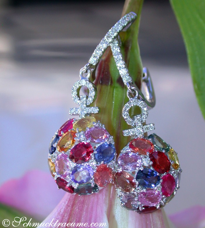 Weißgold-Ohrringe mit funkelnden Brillanten und farbenfrohen Saphiren, femininer Charme.