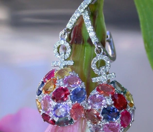 Weißgold-Ohrringe mit funkelnden Brillanten und farbenfrohen Saphiren, femininer Charme.