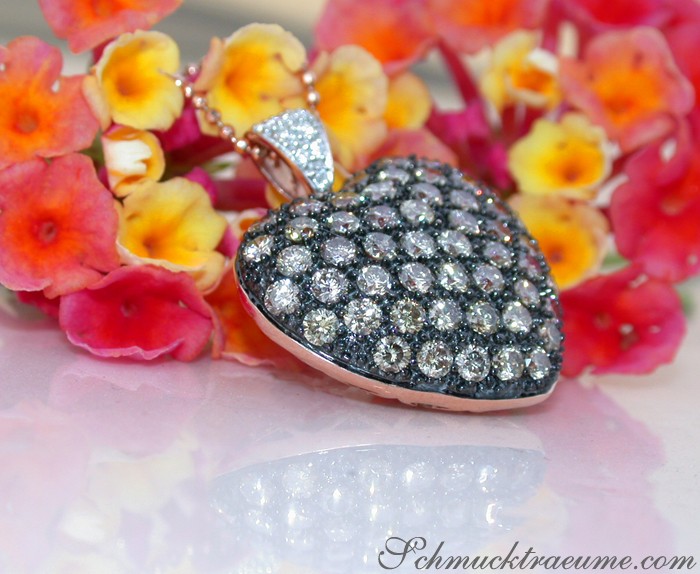 Herz-Anhänger mit naturbraunen Brillanten, roségold, detailreich, auf Blumenhintergrund.