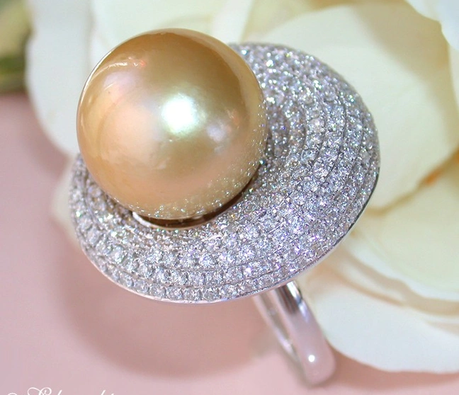 Weißgoldring mit goldenen Südseeperle und Diamantbesatz, Detailaufnahme Weißgoldring mit goldenen Südseeperle und Diamantbesatz, Detailaufnahme