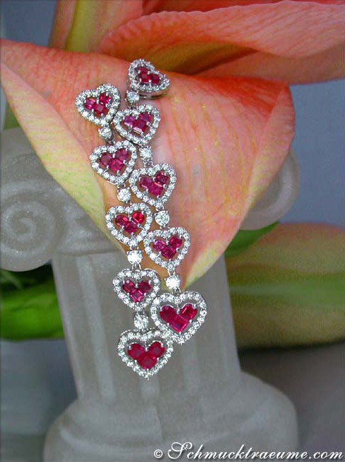 Herzformige Rubin-Ohrhänger in Weißgold 750, detailreich verarbeitet