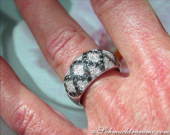 Rauten-Diamantring im Weißgold, detailgetreu getragen