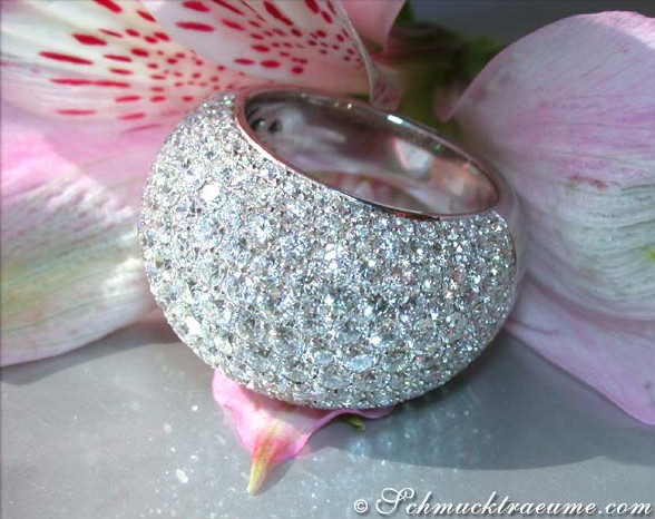 Weißgold 750 Diamant Pavé Ring auf Blütenblatt, detailreich, elegant