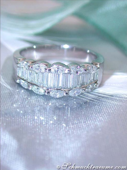 Silberner Ring mit Trapez- und Marquise-Diamanten, Detailaufnahme auf Silberstoffsamt