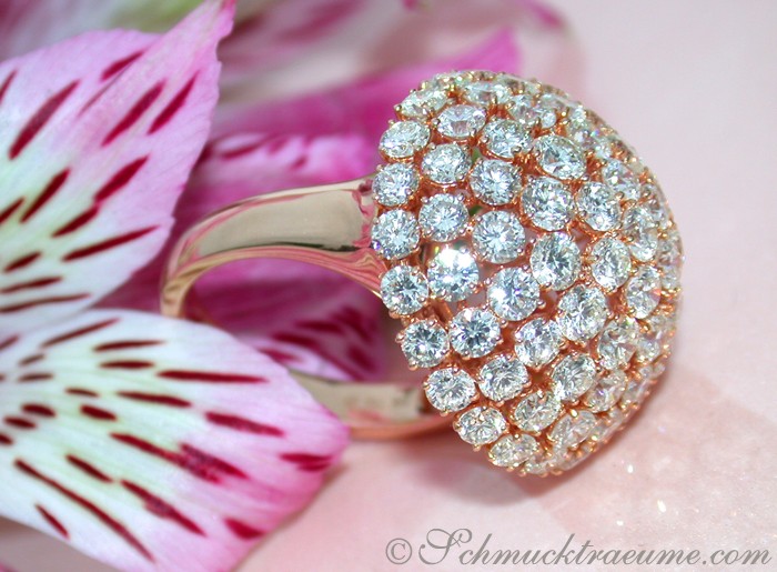 Detailansicht von Pilzring aus Roségold mit 6.160 Karat Diamanten