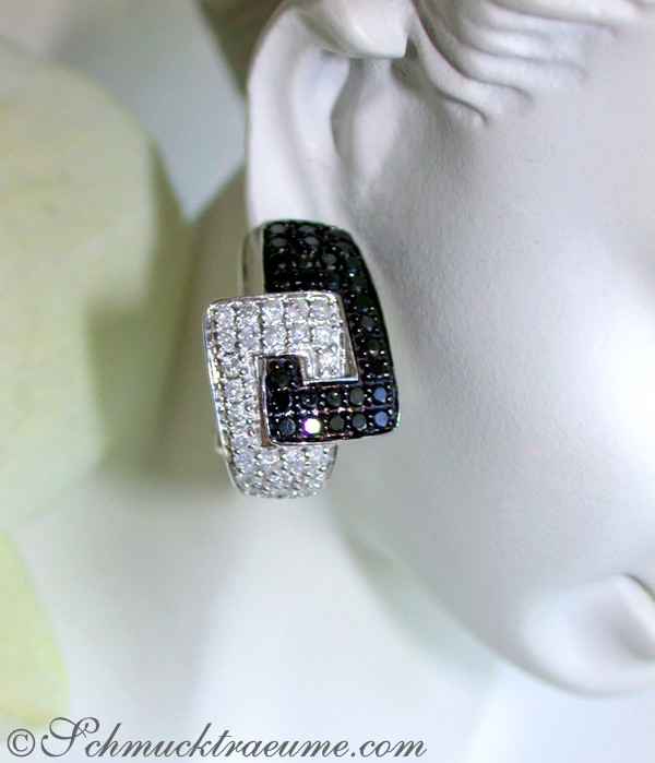 Weißgold Ohrstecker mit schwarzen und weißen Diamanten, Detailaufnahme, moderner Chic