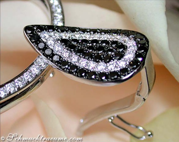 Schwarz-weiß-Diamant-Anhänger aus Weißgold, detailreich, kontrastreich, getragen.