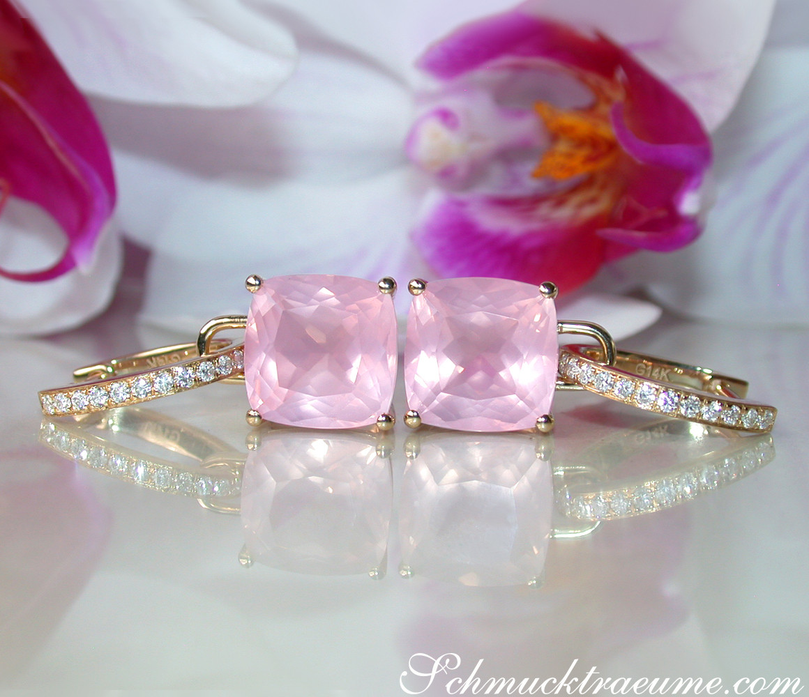 Gelbgold-Ohrringe mit Rosenquarz und Diamanten, Detailaufnahme, elegant und farbenfroh.