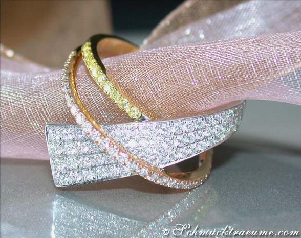 Goldener Brillantenring mit gelben Diamanten auf rosa Stoff