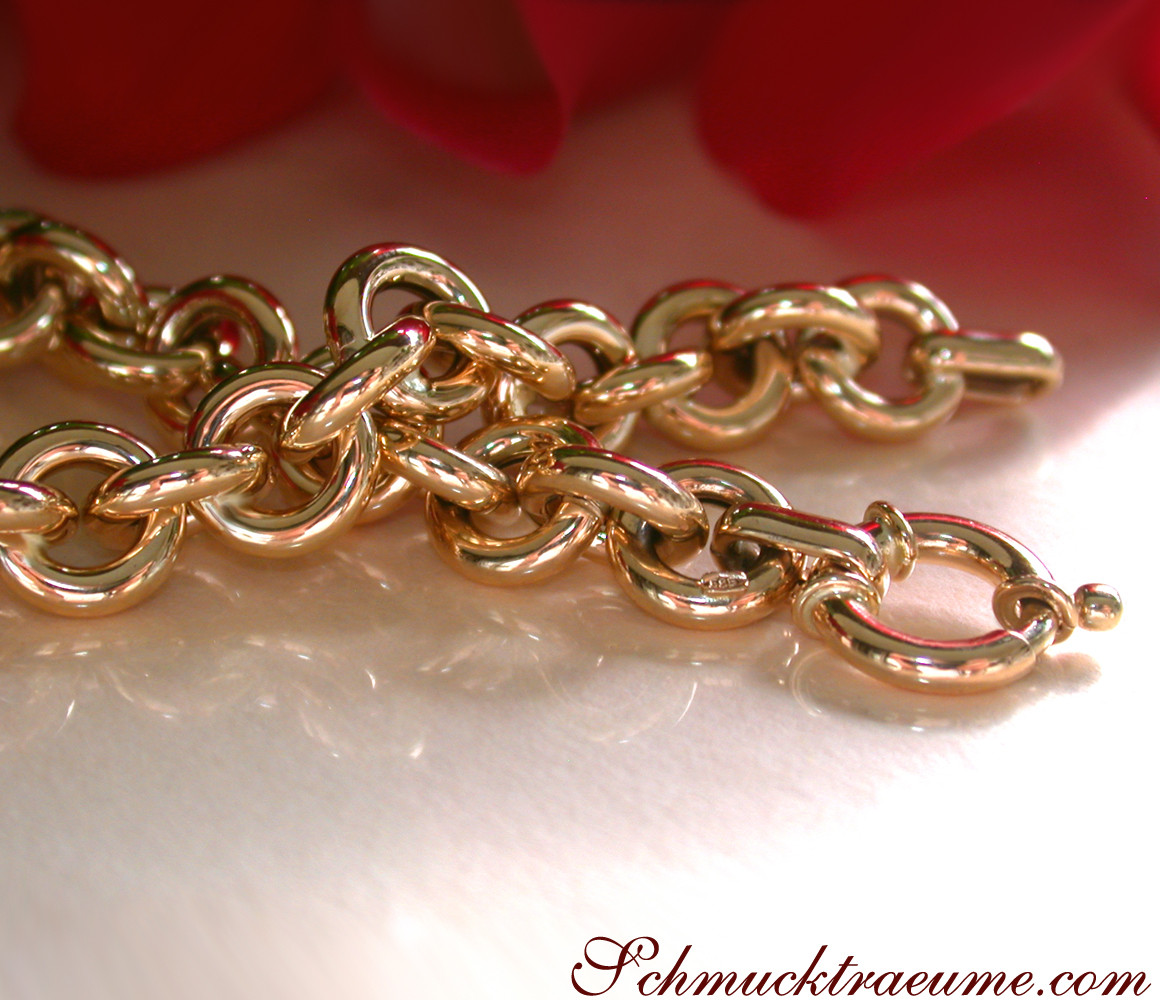 Goldarmband aus Gelbgold 585, Detailaufnahme, glänzende Ringe, roter Hintergrund, hochwertige Schmuckserie.