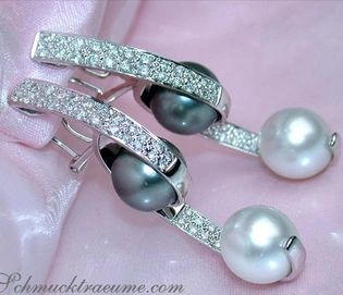 Diamantbesetzte Ohrgehänge mit Perlen, Detailaufnahme auf Silbergrund