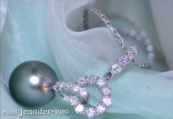 Detailansicht des Charmanter Tahitiperlen-Anhängers mit Diamantgliedern auf zarter Seide.