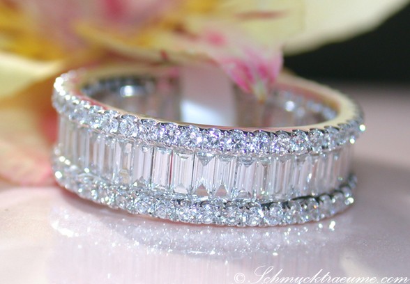 Weißgoldene Diamantring mit Baguette- und Brillant-Schliff, detailreich, elegant.