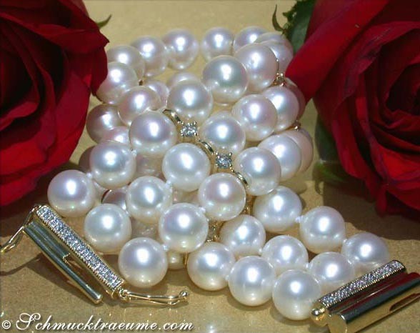 Dreireihiges Süßwasserperlen-Armband in Gelbgold mit Brillanten, detailreich, elegant, klassisch