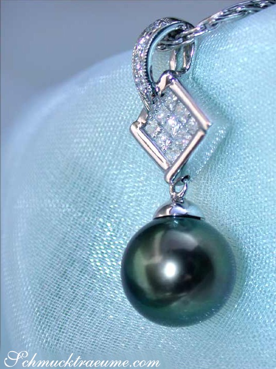 Weißgold-Anhänger mit Tahitiperle und Diamanten, Detailaufnahme, elegant getragen.