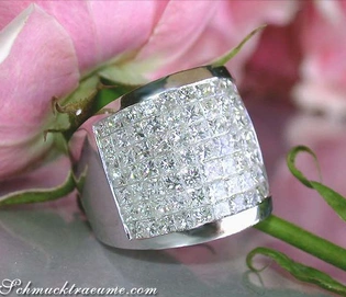 Diamantprinzesserring mit 64 Steinen, Detailaufnahme, Weißgold 750, rosa Rosen im Hintergrund