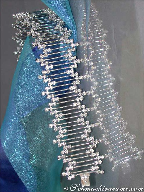 Blauer Schmuck mit Diamant-Armbanddetail, feine Goldverarbeitung