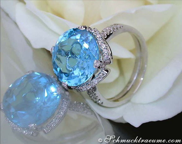 Blautopas-Ring mit Brillanten auf Blüte, Detailansicht