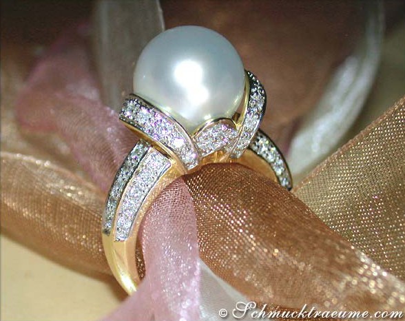 Südseeperlen-Ring mit 0.700 ct Diamanten in Gelbgold 750